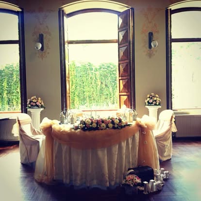 Decor cununie la castel cu aranjamente elegante