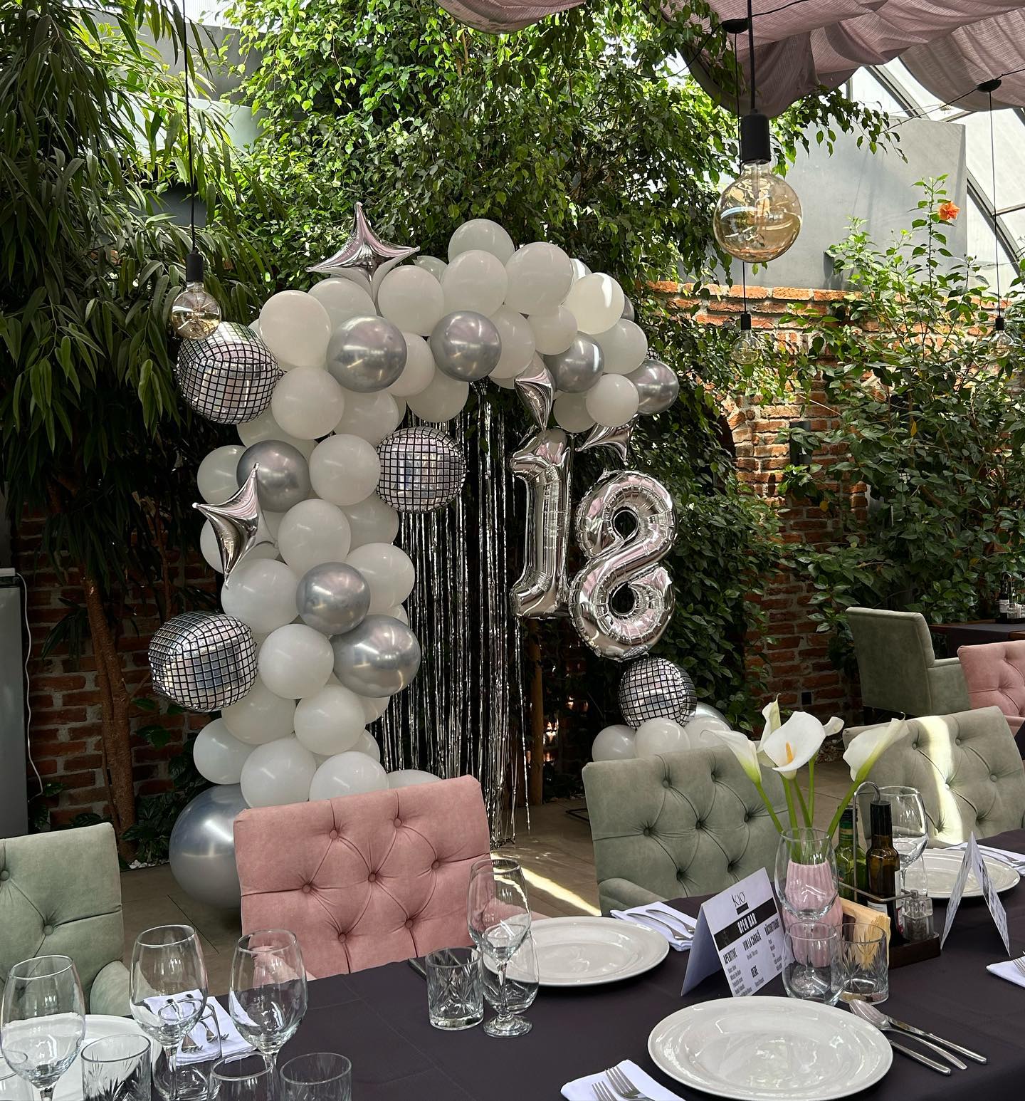 Backdrop argintiu în restaurant pentru majorat