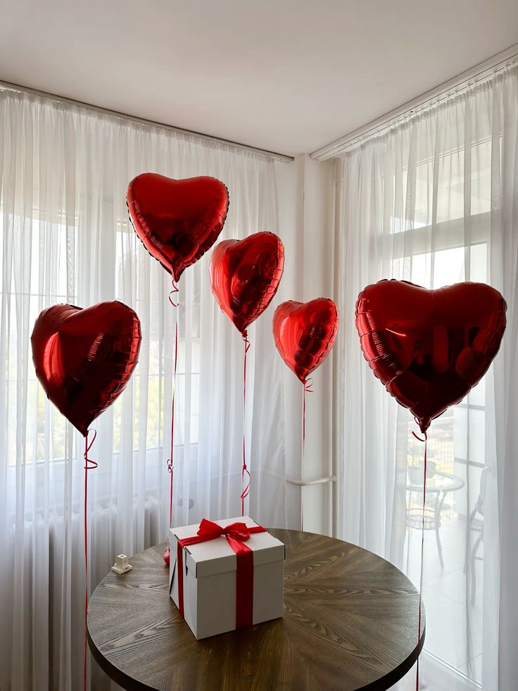 Baloane inimă roșii cu cadou