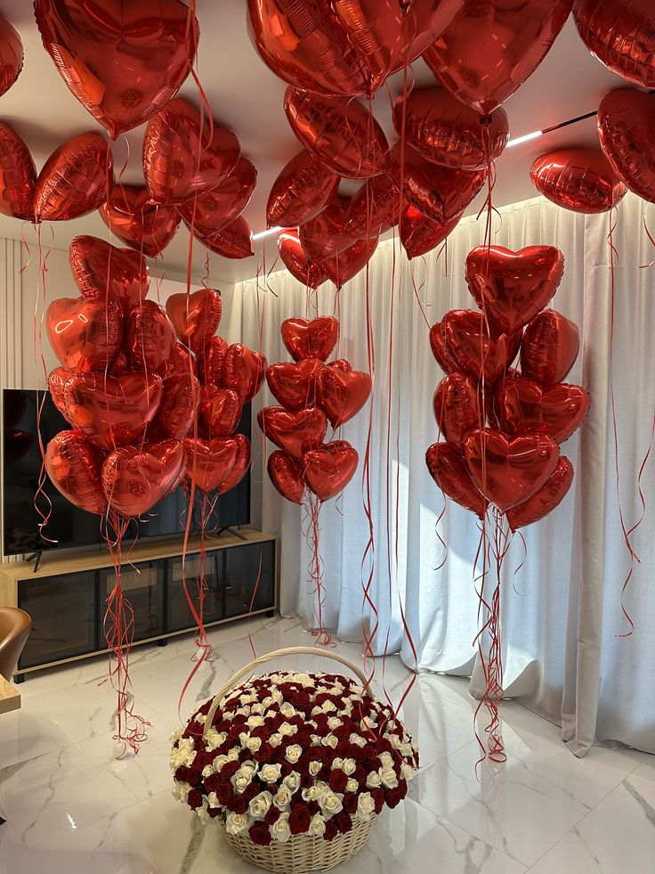 Baloane inimă roșii cu coș de trandafiri
