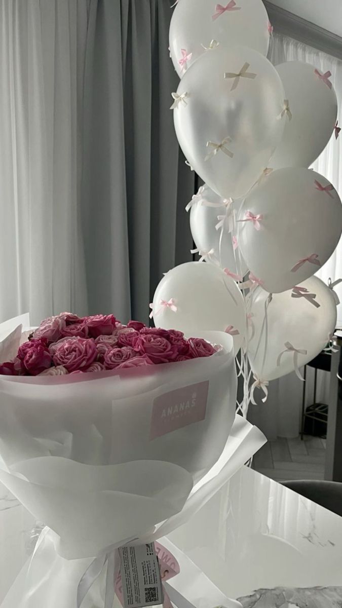 Baloane albe cu fundițe și buchet roz