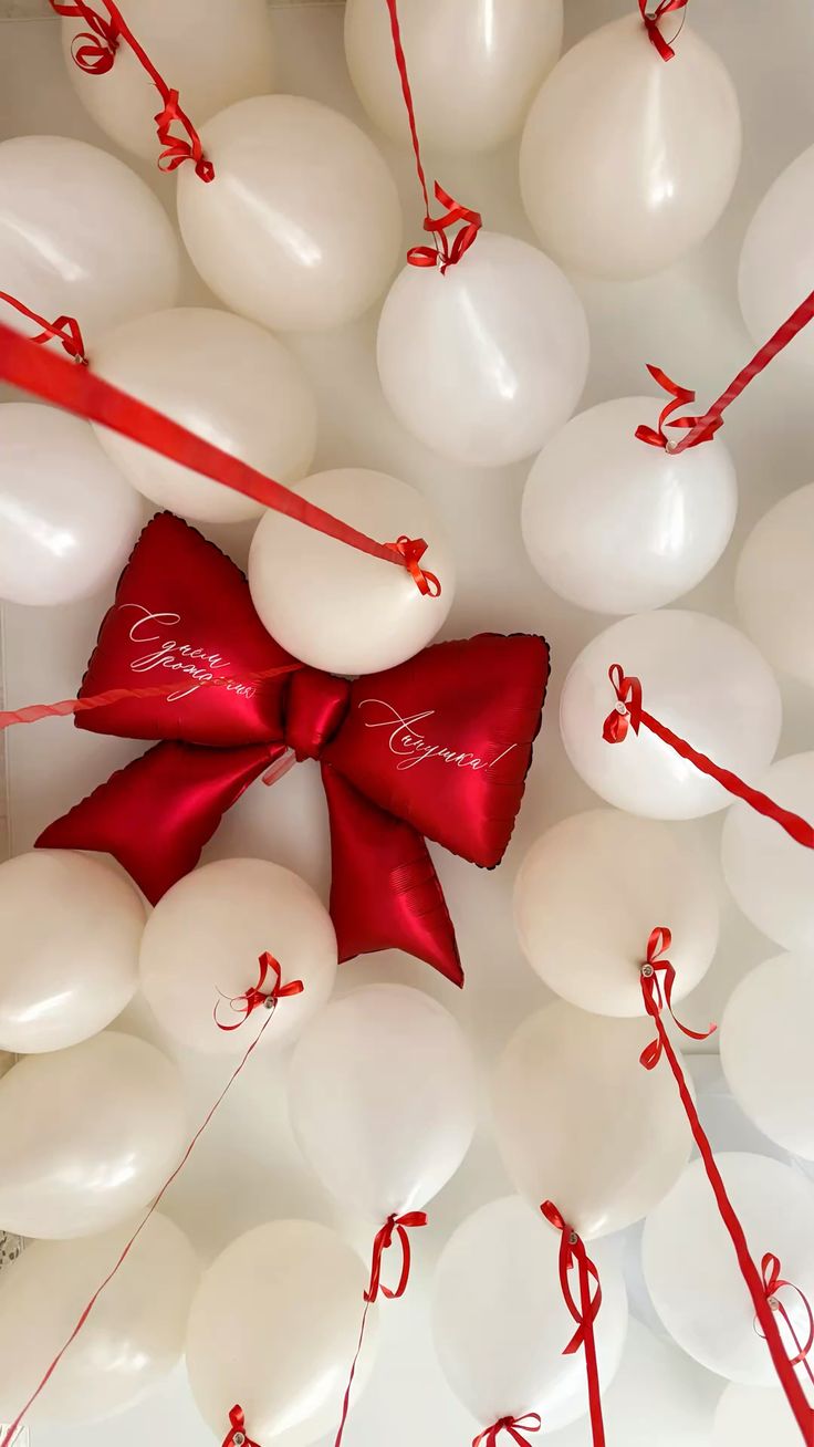 Baloane albe cu fundă roșie